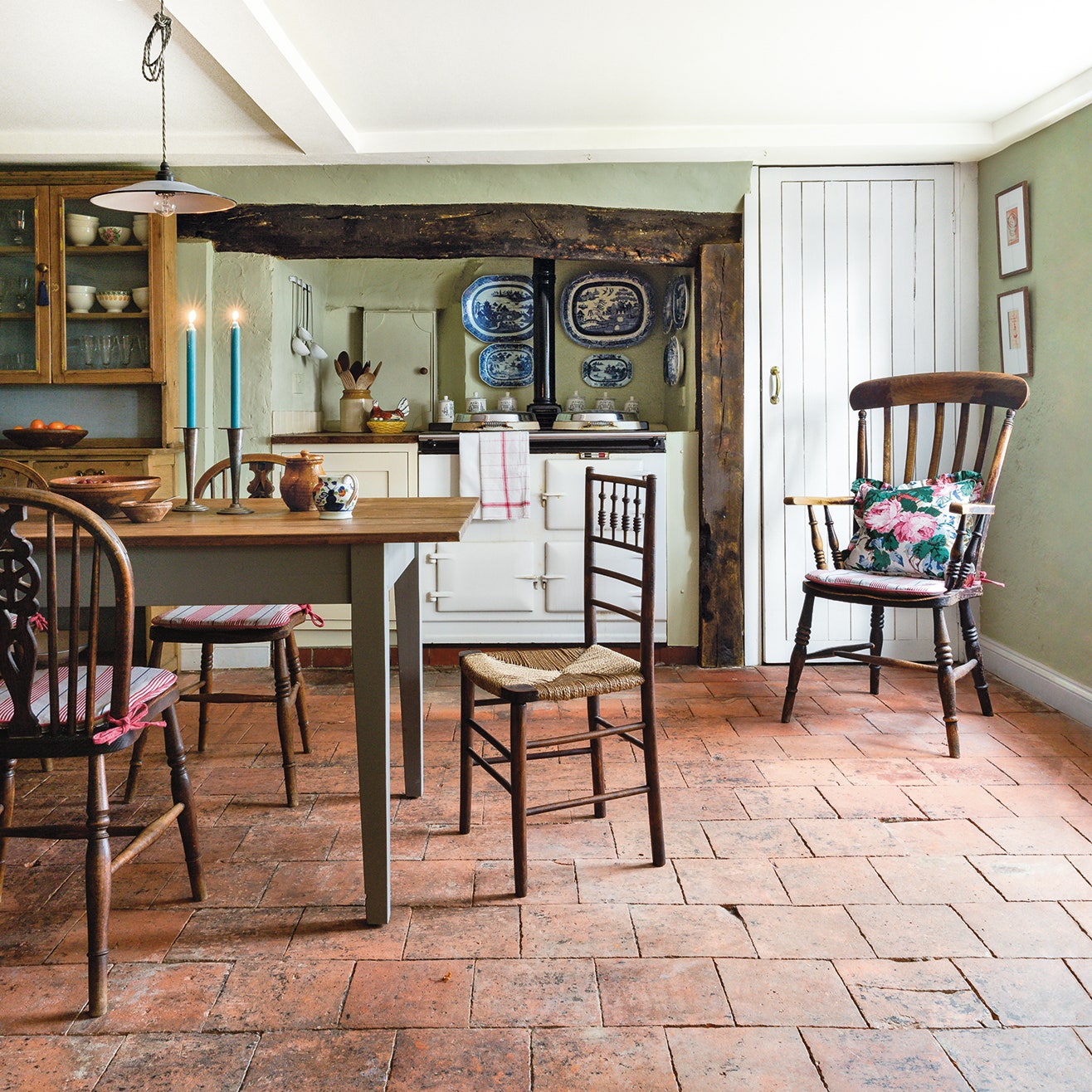 what colour goes with terracotta tiles